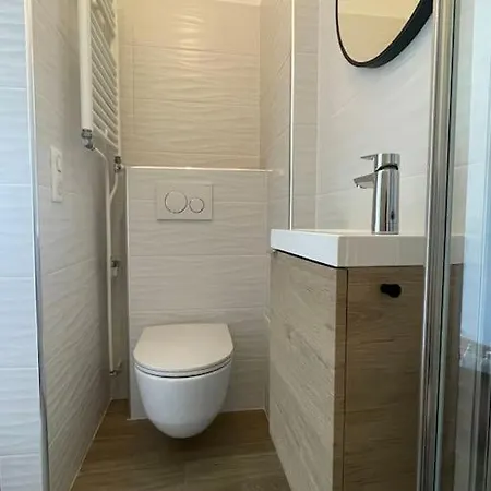 Studio Neuf Dans Avec Piscine *