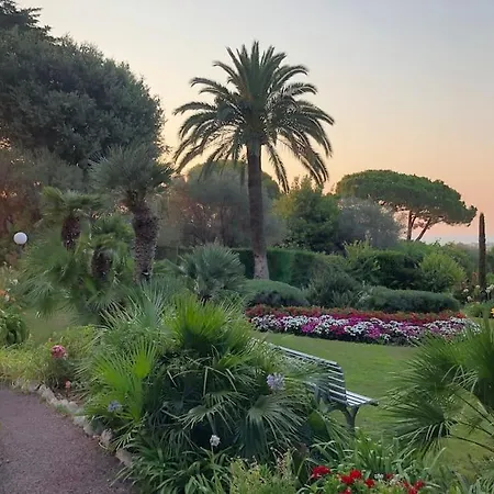 Studio Neuf Dans Avec Piscine Antibes